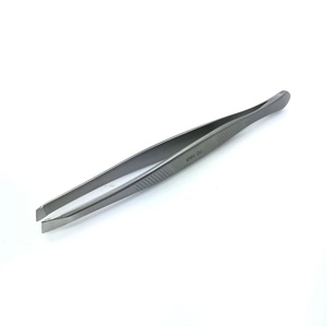 Pince à épiler professionnelle de haute qualité pour sourcils, à pointe large et inclinée 10/3, pour usage esthétique et extensions de cils, livrée avec un étui. - Product Image 2