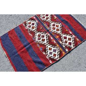 Alfombra turca Kilim, diseño de retales rojo y negro, área grande, técnica de tejido plano de 2,7x4,1 pies, respaldo de látex de lana para decoración de habitación de pasillo - Product Image 4