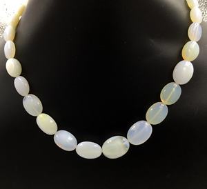 Gema de Ópalo Amarillo Natural de 194 Quilates, Ovalada y Lisa, para la Elaboración de Joyería Fina - Product Image 3