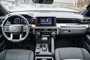 Pick-up tout-terrain de taille moyenne d'occasion 2025, édition TRD Off-Road - Product Image 5