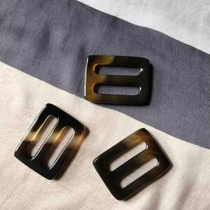 Anneau pour écharpe en corne de buffle avec polissage lisse, ajoutant une élégance douce et une tenue sécurisée à toute écharpe, de haute qualité - Product Image 1