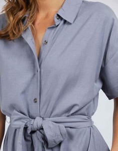 Robe chemise décontractée en lin et coton pour femme, manches courtes, boutonnée sur le devant, longueur midi, ourlet asymétrique, taille nouée, couleur unie naturelle - Product Image 2