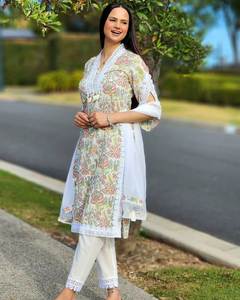 Haut et pantalon en georgette à impression numérique de style traditionnel pour femmes avec tenue de fête Dupatta pour des occasions spéciales - Product Image 6