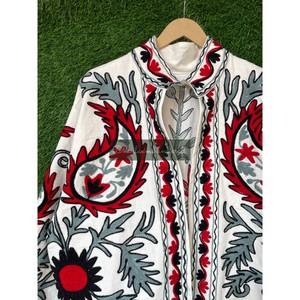 Veste unisexe d'hiver en coton indien Veste à broderie florale à la main Veste Suzani à la main Pardessus de style bohème hippie - Product Image 3