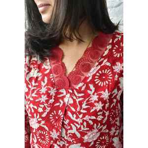 Elegante Conjunto de Kurta de Algodón con Estampado a Mano Rojo Bagiya para Mujer, Incluye Kurta Larga y Pantalones - Product Image 1