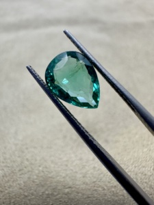 Top qualité Super propre non chauffé et non traité naturel zambien poire coupe émeraude 1.87 carats pour l'utilisation de bijoux haut de gamme - Product Image 5