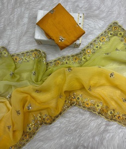Les dernières femmes portent de belles collections de saris de travail à bas prix et de la meilleure qualité. - Product Image 1