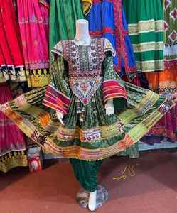 Robe afghane Kuchi vintage à perles faites à la main de WS International pour filles, en tissu de lin, de coton et de soie, avec manches longues et broderies - Product Image 4