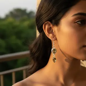 Boucles d'oreilles pendantes en argent sterling 925 avec pierre précieuse verte plaquée or et diamant pour mariage ou fête, bijoux chrétiens - Product Image 1
