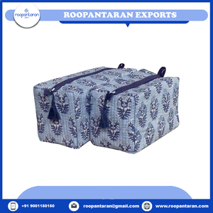 Ensemble de 2 trousses de toilette en coton imprimé à la main de qualité supérieure, rembourrées, avec fermeture éclair, disponibles à la vente - Product Image 4
