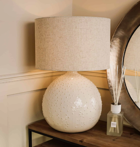 Lámpara de mesa de cerámica blanca con pantalla de lino para tu mesita de noche. Texturizado y disponible a precios de mayoreo. - Product Image 1