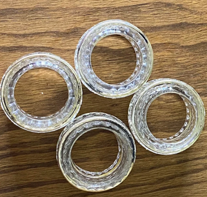 Rondelles de serviette vintage, lot de 4 ronds de serviette, ronds de serviette plaque argent en verre taillé, ronds de serviette en verre pressé - Product Image 1