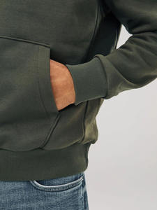 เสื้อฮู้ดสีเขียวมะกอกทันสมัย โดดเด่นด้วยสไตล์มินิมอลที่เรียบง่ายและสวมใส่สบายในชีวิตประจำวัน - Product Image 5