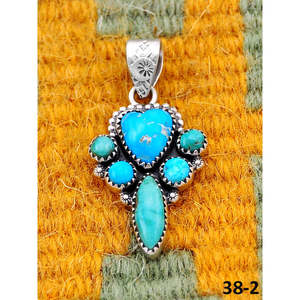Pendentif Turquoise Fait Main du Sud-Ouest, Émeraude de la Vallée avec Sertissage à la Française en Argent Sterling, Breloques Taille Émeraude - Product Image 1
