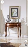 Table console au design attrayant, fabriquée à la main en bois de haute qualité et durable, idéale pour un aménagement traditionnel de la maison.