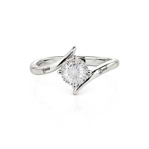 Anillo de compromiso Jeulia Parallel Meet personalizado con corte Starburst de moissanita grabable - Product Image 1