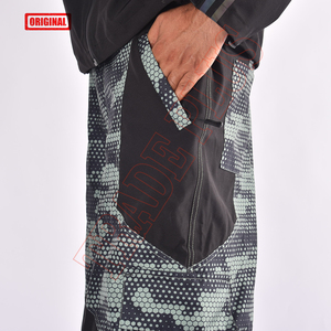 Pantalon de neige camouflage patchwork de grande taille, imperméable et coupe-vent, doublure chaude avec poches cargo zippées et guêtres de bottes intérieures - Product Image 4