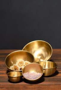 Elegantes cuencos de latón para servir en el hogar, comedor y decoración de la cocina con detalles en relieve hechos a mano para una estética lujosa - Product Image 2