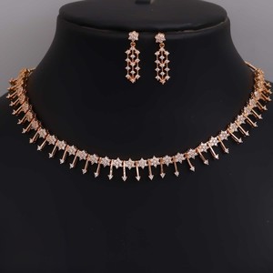 Conjunto de Collar y Aretes Minimalistas de Moda para Mujer, Chapados en Oro, Aleación de Alta Calidad con Circonita (Circonia Cúbica) para Regalo de Boda - Product Image 2