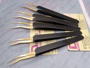 Pinzas para pestañas Negro mate con puntas chapadas en oro Acero inoxidable Clásico y Mega volumen Pinzas profesionales para pestañas - Product Image 2