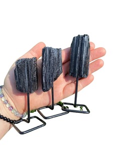 Piedra preciosa de colores naturales, cristal de turmalina negra cruda en soporte para decoración de sala de oficina, piedra de cristal curativa - Product Image 2