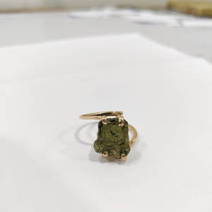 Bague en pierre précieuse de Moldavite authentique Magnifique cadeau fait à la main pour elle Cadeau de fiançailles pour son cadeau d'anniversaire - Product Image 4