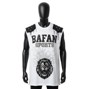 T-shirt 100% coton pour homme, coupe ample, imprimé, sans manches, en jersey de coton doux, tissu blanc, logo en strass transféré sur denim. - Product Image 1