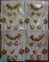 Ensemble de bijoux de mariée indiens en gros, fleurs artificielles, perles, Jhumka, bracelets, accessoires de mariage Haldi Mehendi pour femmes et jeunes filles