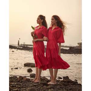 Robe Élégante Femme Dahlia, Décontractée pour Fête, Design ODM avec Manches Bouffantes, Taille Empire XS, Col Carré Respirant, MOQ 2 pièces - Product Image 2