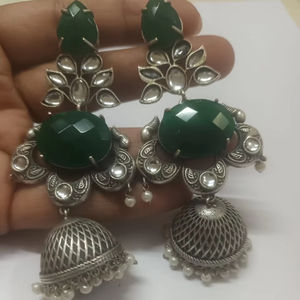 Pendiente de gota de racimo de perlas multicolor de inspiración étnica, joyería de moda de Latón chapado en oro de calidad de piedra verde plateada pesada - Product Image 1