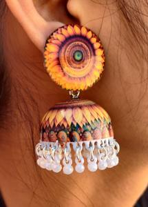 Pendientes Jhumka de diseñador Meenakari con perlas adornadas Ghunghru arte de esmalte indio tradicional en motivos florales vibrantes - Product Image 5