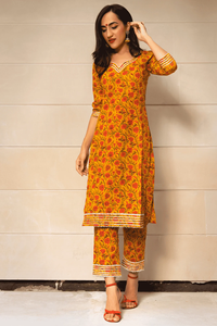 ENSEMBLE DE PANTALONS KURTA EN COTON JAUNE MOUTARDE IMPRIMÉ À LA MAIN AVEC COTON DUPATTA Robe décontractée en satin à fleurs avec taille naturelle - Product Image 4