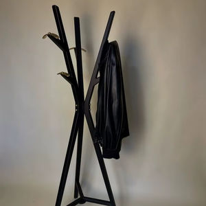 ราวแขวนเสื้อโค้ททรงเรขาคณิตทันสมัย สีดำ ฐานแบบขาตั้งกล้อง แต่งด้วยโลหะเรียบหรู มีจำหน่ายในราคาขายส่ง - Product Image 1