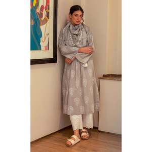DAISY 2 Femmes Bloc Imprimé Floral Coton Cambric Gris Kurta avec Palazzo et Écharpe Ensemble de 3 - Product Image 1