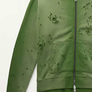Sudadera con capucha verde desgastada para hombre, estilo casual y urbano - Product Image 2