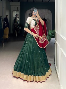 Paillettes de mousseline de soie de couleur étonnante lourde de concepteur exclusif et fabricant de Lehenga Choli de broderie de fil de l'Inde - Product Image 2