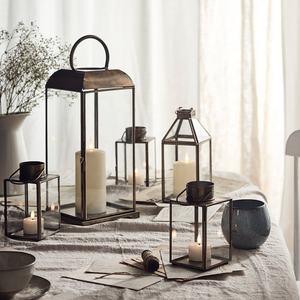 Derniers modèles de bougeoirs en métal antique en laiton, lanternes en verre faites à la main pour la maison, les événements et les décorations de mariage - Product Image 1