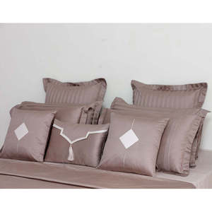 Ensemble de housse de couette et de taie d'oreiller en tissu taupe chaud - Product Image 2
