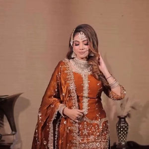 Ensemble haut et bas en soie pure Fendy orange, broderie lourde, travail de broderie en séquence de soie Fendy, haut et bas, dupatta - Product Image 1