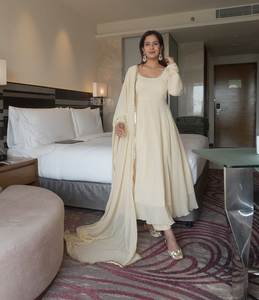 Ensemble de robe de soirée indienne et pakistanaise pour femmes, en georgette, séchage rapide, avec magnifique dupatta et pantalon, pour occasions spéciales, coupe classique - Product Image 1