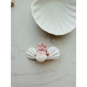 Pinces à cheveux d'été à la mode avec éléments de coquille marine pour les femmes qui aiment les détails nautiques et les vibrations océaniques - Product Image 2