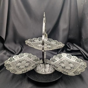 Exhibidor de Pasteles de Tres Niveles con Acabado Plateado Premium, Ideal para Exhibición, Presentación y Regalos Especiales, Procedente de la India - Product Image 1