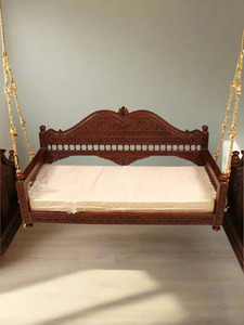 Columpio de Madera Tradicional Jhoola, Diseño Antiguo Hecho a Mano, Mueble Convertible para Sala de Estar, 2-3 Plazas, Interior/Exterior - Product Image 2