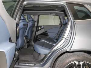 รถยนต์ SUV ระดับหรู 2025 X3 xDrive30i เครื่องยนต์ 2.0 ลิตร 5 ที่นั่ง พร้อมภายในตกแต่งด้วยหนังพรีเมียม และระบบขับเคลื่อนสี่ล้อ xDrive - Product Image 2