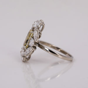 แหวนหมั้นเพชรทรงดอกไม้สีเหลืองเจียระไนแบบเรเดียนท์คัท เพชรสร้างในห้องปฏิบัติการ รับรองโดย IGI ทองคำแท้ 14 กะรัต ดีไซน์คลาสสิกแบบฝังเพชรหรูหรา - Product Image 2