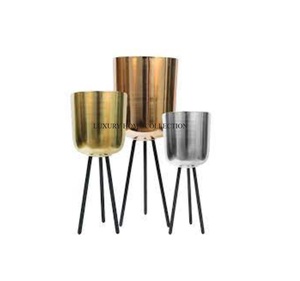 Maceta de metal decorativa de calidad superior para el hogar y el jardín con detalles de inspiración vintage y construcción robusta - Product Image 1