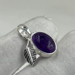 Pendentif en argent sterling 925 fait à la main avec pierre précieuse ovale en améthyste naturelle et motif de feuille | Élégant pendentif en pierre violette - Product Image 1