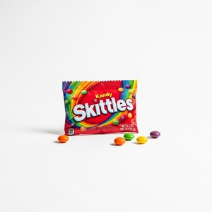 Skittles ลูกอมเคี้ยวหนึบจำนวนมากหลากหลายรสชาติผลไม้ลูกอมที่มีสีสันและสนุกสนานสำหรับผู้ค้าปลีกและผู้จัดจำหน่าย - Product Image 1