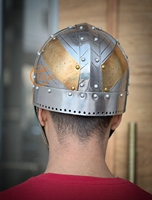 Casque de guerrier viking artisanal avec finition en laiton et en acier, casque d'armure nordique médiévale pour l'affichage, le cosplay, les collectionneurs