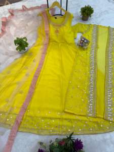 Último Diseño de Kurta para Mujer en Faux Georgette con Bordado Koti y Adornos de Diamantes, Ropa India y Pakistaní - Product Image 2